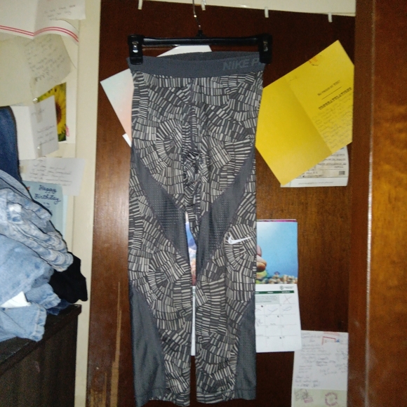 NIKE hyper cool Capri athletic leggings XS - Picture 4 of 8